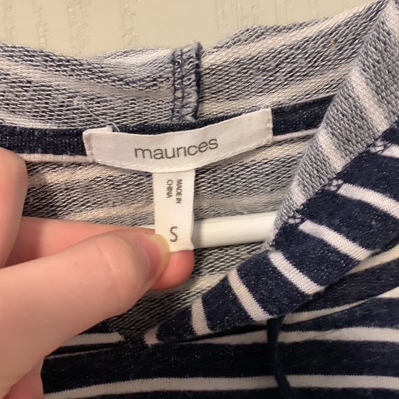 long sleeve shirt with hood - Picture 3 of 3